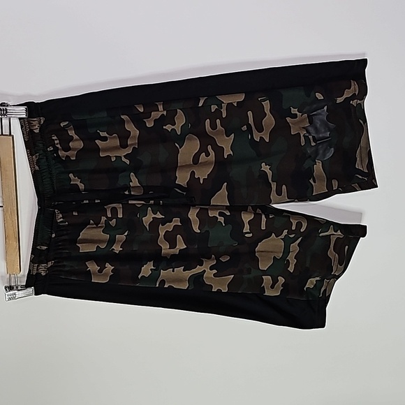 Batman small green and brown camo athletic shorts - Picture 2 of 6